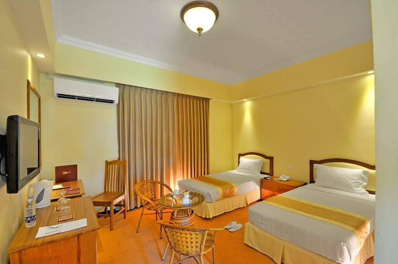 Royal Golden View Hotel Γιανγκόν Εξωτερικό φωτογραφία